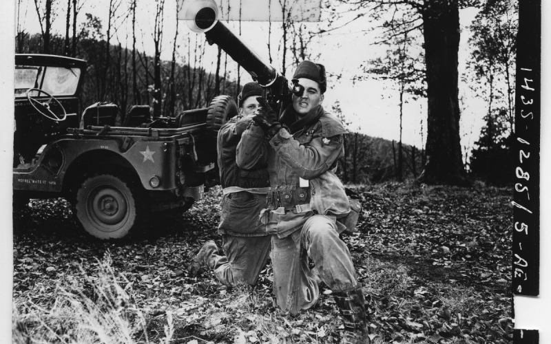 Elvis Presley con un bazooka.