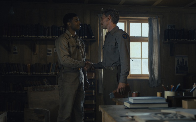 Fotograma de 'Los amos del aire' 1x08